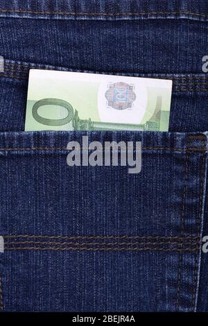 Banconote in Euro in tasca per jeans. Denaro europeo. Texture jeans. Concetto aziendale Foto Stock