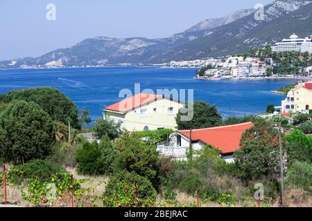 Vista incredibile della Bosnia Erzegovina nella baia di Mali Ston piccolo villaggio vicino al mare e le montagne Foto Stock