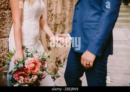 coppia di nozze mani di tenuta con anello di fidanzamento primo piano. Mani di sostegno per sposa e sposo. Foto d'arte di matrimonio Foto Stock