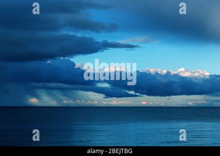 Cielo drammatico con nuvole temporalesche. Tempesta nuvole sullo sfondo del cielo. Cielo drammatico con nuvole temporalesche Foto Stock