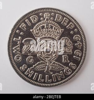 Una moneta inglese a due shilling datata 1949 fotografata su sfondo bianco Foto Stock