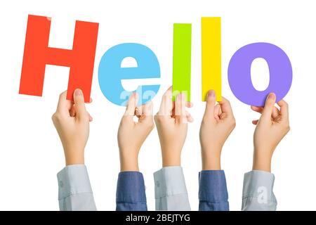 Mani multiple che tengono alfabeti colorati per formare la parola Hello su sfondo bianco, saluto o concetto positivo Foto Stock