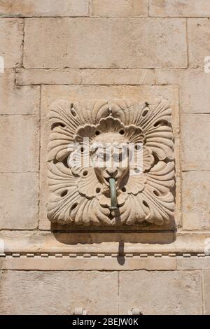 Incredibile fontana Onofriana gargoyle con beccuccio d'acqua dalla bocca la città vecchia di Dubrovnik Croazia acqua che scorre giù Foto Stock