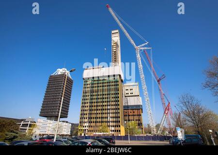 La costruzione della Deutsche Welle (emittente pubblica internazionale), che è in demolizione, ha lasciato dietro l'alto edificio del Deutschlandfu Foto Stock