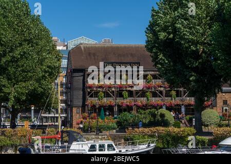 Londra, Regno Unito - 01 agosto 2018: Il pub e ristorante Dickens Inn al St Katharine Dock è una pittoresca birreria restaurata e ricostruita del 18th secolo Foto Stock