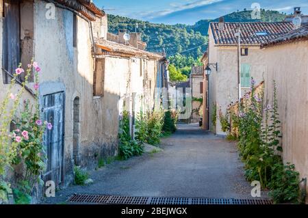 Strada in un villaggio in Provenza con vecchie case Foto Stock