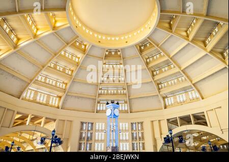 Uno studio degli interni del famoso mercato centrale art deco Phnom Penh Cambogia. Foto Stock