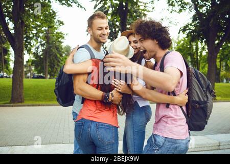 Gli studenti allegri sorridono a un incontro di riunione in un parco cittadino Foto Stock