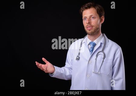 Ritratto di uomo barbuto medico che spiega qualcosa Foto Stock
