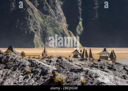 Vista panoramica del tempio indù ai piedi del vulcano Monte bromo, Java, Indonesia. Foto Stock