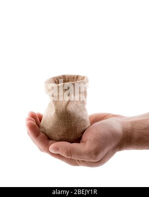 Mano con sacco di lino vuoto isolato su fondo bianco con percorso di taglio Foto Stock