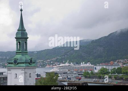 BERGEN, NORVEGIA - 31 MAGGIO 2017: Vecchie case d'epoca e architettura classica nella città di Bergen in Norvegia Foto Stock