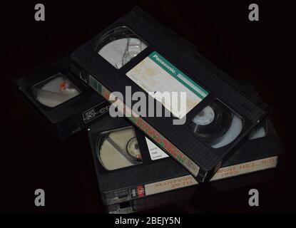 Videoregistratore o videoregistratore VCR vintage con videocassetta sopra  di esso Foto stock - Alamy