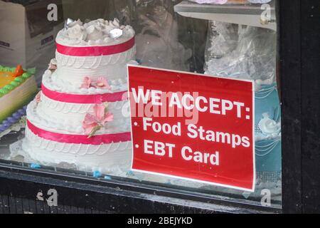 Si accettano francobolli e carte EBT. Adesivo sulla vetrina dei cakery a New York City, USA. Foto Stock