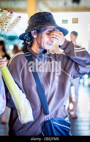 Una donna cambogiana appare sconvolsa o stressata come lei negozi nel famoso mercato centrale, Phnom Penh, Cambogia. Foto Stock