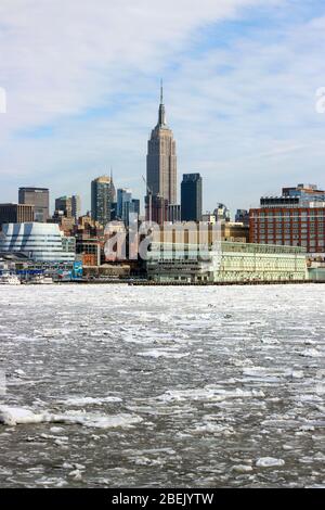 L'emblematico Empire state Building e Midtown Manhattan si affacciano sul ghiacciato fiume Hudson a New York City, Stati Uniti d'America Foto Stock