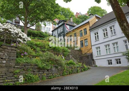 BERGEN, NORVEGIA - 31 MAGGIO 2017: Vecchie case d'epoca e architettura classica nella città di Bergen in Norvegia Foto Stock