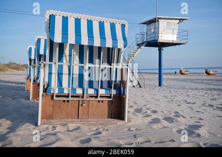 Ahlbeck, Germania. 12 aprile 2020. Le sedie a sdraio presso la spiaggia deserta del resort Baltico Ahlbeck sono chiuse. Per rallentare la diffusione del coronavirus, sono attualmente in vigore restrizioni di uscita. Credit: Stefan Sauer/dpa-Zentralbild/dpa/Alamy Live News Foto Stock