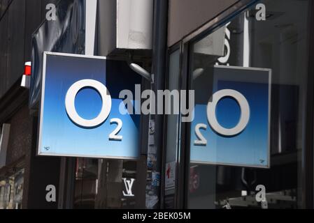 Colonia, Germania. 10 aprile 2020. Logo, lettere del fornitore di servizi di telecomunicazioni O2 Credit: Horst Galuschka/dpa/Horst Galuschka dpa/Alamy Live News Foto Stock