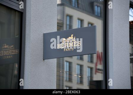 Colonia, Germania. 10 aprile 2020. Una filiale della catena francese di lusso Hermes Credit: Horst Galuschka/dpa/Horst Galuschka dpa/Alamy Live News Foto Stock