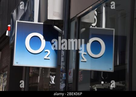 Colonia, Germania. 10 aprile 2020. Logo, lettere del fornitore di servizi di telecomunicazioni O2 Credit: Horst Galuschka/dpa/Horst Galuschka dpa/Alamy Live News Foto Stock