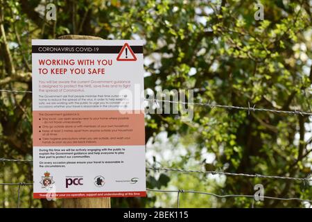 Aprile 2020. Un cartello informativo pubblico in un luogo di bellezza di campagna popolare tra i visitatori che consigliano le regole di blocco del Coronavirus Covid-19 del Regno Unito Foto Stock