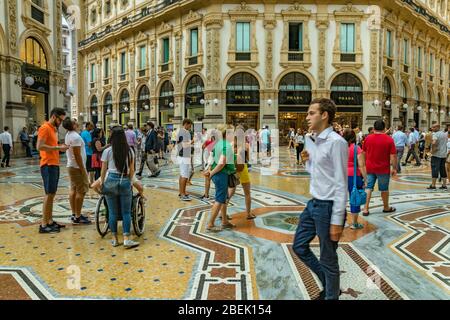 MILANO, ITALIA - 1 AGOSTO 2019: La famosa Galleria Vittorio Emanuele II in una bella giornata estiva a Milano. I turisti e la gente del posto camminano tra negozi, boutique Foto Stock