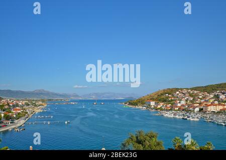 Vista panoramica di Trogir, una città sulla costa croata Foto Stock