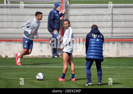 Monaco, Germania. 14 Aprile 2020. Thiago ALCANTARA (FCB) guarda Hans Dieter Flick (Hansi, allenatore FC Bayern Monaco), FC Bayern Monaco di Baviera allenarsi nella pandemia di coronavirus in piccoli gruppi. Formazione su Saebener Strasse. Calcio 1. Bundesliga, stagione 2019/2020, il 14 aprile 2020 | utilizzo nel mondo credito: dpa/Alamy Live News Foto Stock