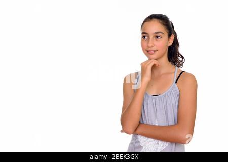 Studio shot del giovane bella ragazza adolescente pensando isolata contro uno sfondo bianco Foto Stock