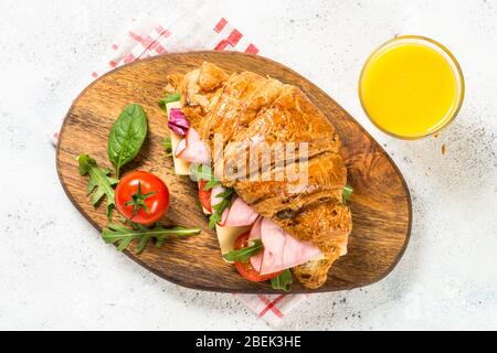 Panino con croissant a base di carne e verdure. Foto Stock