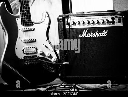 Electric Guitar and Marshall Amplifier, Marshall Amplification fu fondata da Jim Marshall a Londra intorno al 1962. Foto Stock