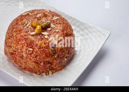 Gajar ka halwa tenuto su un piatto bianco. Foto Stock