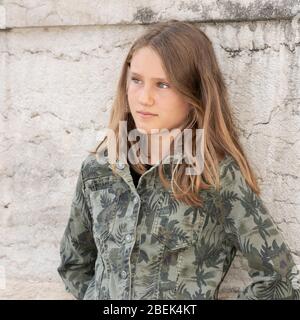 Ritratto verticale di ragazza adolescente all'aperto Foto Stock