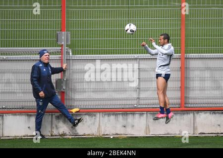 Monaco, Germania. 14 Aprile 2020. Header training Thiago ALCANTARA (FCB) sotto la supervisione di Hermann GERLAND, coach FC Bayern Monaco). FC Bayern Monaco di Baviera formazione nella pandemia di coronavirus in piccoli gruppi. Formazione su Saebener Strasse. Calcio 1. Bundesliga, stagione 2019/2020, il 14 aprile 2020 | utilizzo nel mondo credito: dpa/Alamy Live News Foto Stock