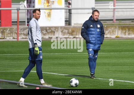 Monaco, Germania. 14 Aprile 2020. Manuel NEUER (Goalwart FC Bayern Monaco) con Hans Dieter Flick (Hansi, pullman FC Bayern Monaco). FC Bayern Monaco di Baviera formazione nella pandemia di coronavirus in piccoli gruppi. Formazione su Saebener Strasse. Calcio 1. Bundesliga, stagione 2019/2020, il 14 aprile 2020 | utilizzo nel mondo credito: dpa/Alamy Live News Foto Stock