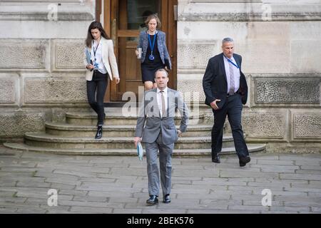 Il Segretario degli Esteri, Dominic Raab, arriva a Downing Street, Londra per un incontro con il Segretario della Sanità, Matt Hancock e il Chief Medical Officer, Chris Witty. Foto PA. Data foto: Martedì 14 aprile 2020. Il primo ministro Boris Johnson rimane a Chequers, Buckinghamshire, dove convalescing dopo il suo ospedalizzazione con coronavirus. Vedi la storia PA SALUTE Coronavirus. Il credito per le foto dovrebbe essere: Stefan Rousseau/PA Wire Foto Stock