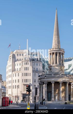 Europa, Regno Unito, Inghilterra, Londra, Regent Street. BBC Broadcasting House e la John Nash disegnò la chiesa di All Souls, Langham Place Foto Stock