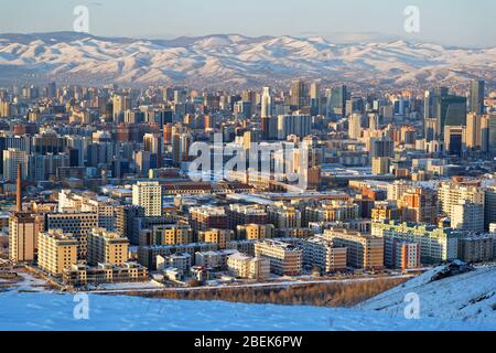 Ulaan Baatar edifici del centro della città al tramonto Foto Stock