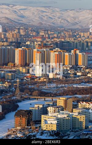 Ulaan Baatar edifici del centro della città al tramonto Foto Stock