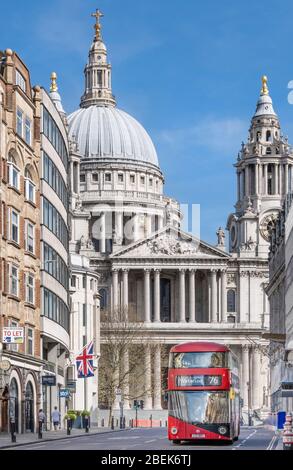 Regno Unito, Londra, Ludgate Hill. Un autobus rosso di Londra di fronte alla cattedrale di St. Paul Foto Stock