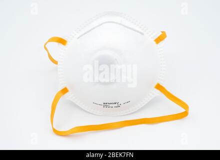 Maschera respiratore N95 FFP2 per la protezione da virus, allergie, polvere, polline e asma Foto Stock