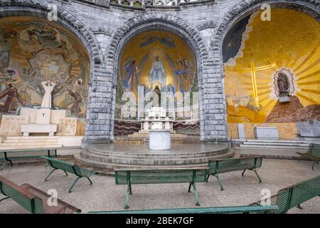 Altari all'aperto al Santuario di Lourdes, Francia, Europa Foto Stock