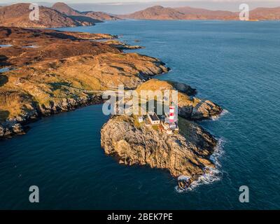 Una fotografia aerea che si affaccia sul faro di Eilean Glas sull'Isola di Scapplay, Ebridies esterne, Scozia Foto Stock