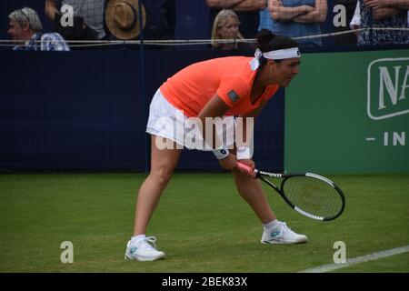 Ons Jabeur la tennista tunisina femminile, che gioca una partita di tennis femminile al Devonshire Park di Eastbourne nel 2019 Foto Stock