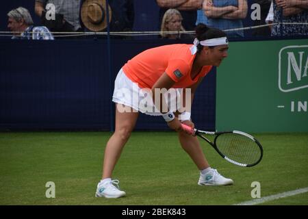 Ons Jabeur la tennista tunisina femminile, che gioca una partita di tennis femminile al Devonshire Park di Eastbourne nel 2019 Foto Stock