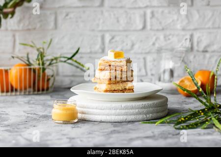 Barrette di limone fatte in casa sulla pasta da forno. Dessert estivo leggero al limone. Foto Stock