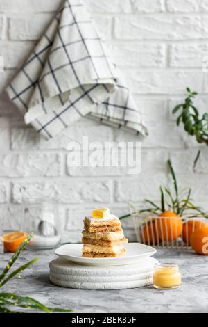 Barrette di limone fatte in casa sulla pasta da forno. Dessert estivo leggero al limone. Foto Stock