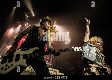 Copenaghen, Danimarca. 31 gennaio 2018. La band americana Glam Metal Steel Panther si esibisce in un concerto dal vivo presso il VEGA di Copenaghen. Qui il cantante Michael Starr è visto dal vivo sul palco con il bassista Lexxi Foxx. (Photo credit: Gonzales Photo - Lasse Lagoni). Foto Stock