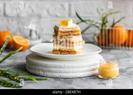 Barrette di limone fatte in casa sulla pasta da forno. Dessert estivo leggero al limone. Foto Stock